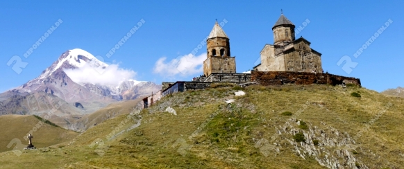 Tsminda Sambea Kirche vor Berg Kazbek