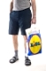 Unterkörper eines Mannes mit kurzer Hose, der eine Plastiktüte des Lebensmitteldiscounters Lidl trägt.