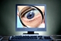 Auge mit Lupe in einem Computer Monitor
