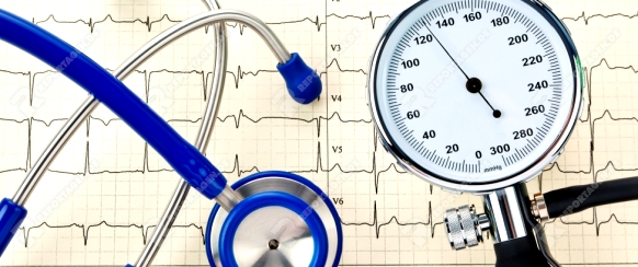 Blutdruck Kontrolle, Stethoskop und EKG Kurve. Richtiges Blutdruck messen., Blood pressure monitor, stethoscope and ECG curve. Correct blood pressure measurement.