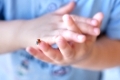 Marienkäfer auf Hand eines kleinen Jungen