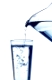 Reines und sauberes Wasser wird in ein Glas eingefüllt. Trinkwasser im Wasserglas.