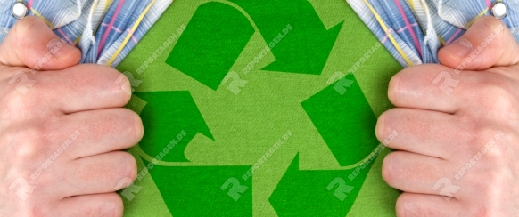 man showing the recycle symbol on a green T-Shirt 