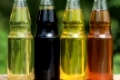 Verschiedene Sorten Speiseöl in kleinen Flaschen