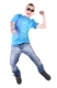 Teenager-Junge trägt ein blaues T-Shirt und eine coole Sonnenbrille und springt voller Freude in die Luft, isoliert vor weißem Hintergrund.