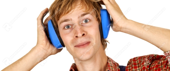 Junger Mann mit Gehörschutz
