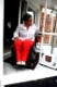 Frau im Rollstuhl in ihrer barrierefreien Wohnung