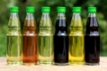 Verschiedene Sorten Öl in kleinen Flaschen