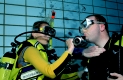 Tauchausbildung im Schwimmbad, Wechselatmung, Deutschland, München, Olympiabad|scuba diving lessons in a swimming pool, buddy breathing, Germany, Munich, Olympiabad
