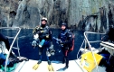 Biologe bei der Arbeit
in Taucherausruestung zur Untersuchung einer Unterwasserhoehle