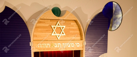 Die jüdische Gemeinde Bielefeld feiert in ihrer Synagoge das Fest der Torahfreude Simchat Torah