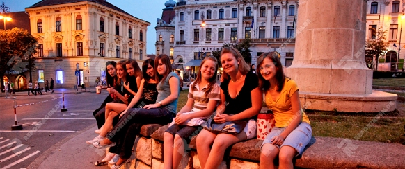 junge Frauen genießen den Sommerabend auf dem Hauptplatz | young women enjoying the summer evening on main square|