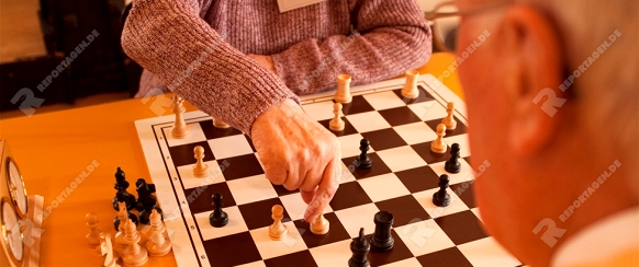 Erste Husumer Schachmeisterschaft der Senioren; Husum, Nordfriesland, Schleswig-Holstein, Norddeutschland, Deutschland, Europa  (MRs vorhanden)