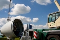 Aufstellen einer Windkraftanlage in Nordfriesland, Monteure arbeiten am Antrieb (MRs vorhanden)
