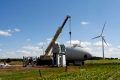 Aufstellen einer Windkraftanlage in Nordfriesland, Monteure arbeiten am Antrieb der Schwerkran leister Schwerstarbeit (MRs vorhanden)